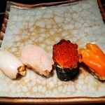 Monzushi - 左から、墨いか、白えび、いくら、青柳。のんべは食べるの遅い^^;
