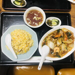 龍苑 - 野菜うま煮定食６５０円、ごはんを小チャーハンに変更＋１００円　これで小チャーハンだから普通盛りはデカ盛りなので注意！！