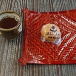 明治屋 - 温泉まんじゅうとお茶