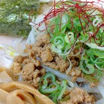 麺屋 にぼすけ - この下にはモヤシが