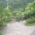 山の寺 邑居 - 駐車場からお店へ