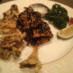薬膳 天地･礼心 東方人康食養館 - 秋：秋刀魚のゴマ揚げ＆マイタケ天ぷら