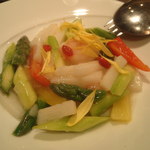 薬膳 天地･礼心 東方人康食養館 - 秋：山芋とアスパラと菊の花炒め