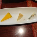 サラマンジェ・ド・イザシ・ワキサカ - ミモレット、マンステール、ロックホール1,500円の半分取り分け後