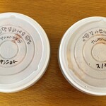 NENE CHICKEN - 右：スノーウィングチキン（チーズ味）（4ピース）…税込640円　左：ヤンニョムチキン（4ピース）…税込640円