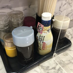 彩 - 卓上調味料。ソース、醤油、塩、胡椒