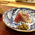 青空 - 皮目を炙った鰹　美味しい！　行者大蒜と合わせると旨味が増します