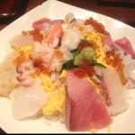 能登美 - ランチの能登前海鮮ちらし
      がんど(鰤)、岩たこ、黒鯛にタラバ蟹とイクラ
      