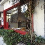 ママタルト - 2012  再訪時、外から、パンが並んでいるのが見えます♪