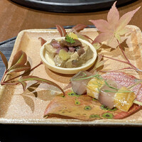 平ちゃん - ◆ 鯖と柿の白和え
                    土佐酢をシート状にして上にのせています。
                    
                    ◆ ホロホロ鳥の白レバー
                    ホロホロ鳥の白レバー、しば漬け、レーズンのジャム、ゆらわせミカンを最中に入れた一品、塩気と甘みがお見事！