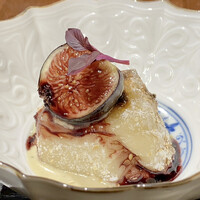 平ちゃん - 焼き胡麻豆腐 無花果
                    お皿の下にブルーチーズと胡麻のソース、無花果は福岡県藤井果樹園さんのカリフォルニアブラックを使ってます。
                    ブルーチーズを使った洋風な味わい、面白いですねこんな組み合わせは！