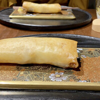 平ちゃん - 追加：平ちゃんのスペシャリテ おでんの春巻き
                      皮はパリッとサクッと、大根に味が染みてますが煮崩れなく煮汁をホールドし春巻きの皮には浸透してません！
                      塩麹の豚肉の柔らかで美味しさが半端じゃありません！