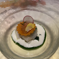 エノテーカ ピンキオーリ 名古屋 - 前菜1品目のアップ。アオリイカと蕪のマリネに、ンドゥイアのタルトに鱒のイクラが乗せてあります。