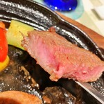 氷見牛ステーキ＆ワイン レストラン トロイカ - ヒレステーキ・ミディアムはこの焼き加減。