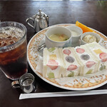 リーフ珈琲 - アイスコーヒー420円に＋280円追加でフルーツサンド。