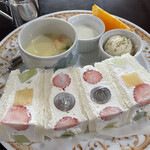 リーフ珈琲 - フルーツサンド280円のスペシャルなモーニング！