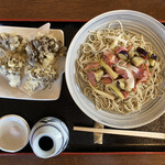 そば屋 伊兵衛 - 舞茸の天ぷら　５５０円 ＆ 合鴨と野菜のぶっかけそば　８８０円　(2021/10)