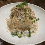 創作麺工房 鳴龍 - しらす冷やっこ（スパイシーごまソース）300円