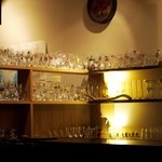 KEEL'S BAR HOUSE AOBADAI - 様々なビールグラスがずらりと並ぶ