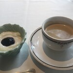 レイクサイドヴィラ 翠明閣 - 食後にハスカップジャムが添えられたヨーグルトと珈琲