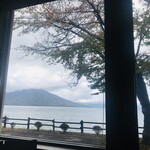 レイクサイドヴィラ 翠明閣 - 窓から支笏湖。