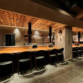 カウンター席も広々とお使いいただけます♪