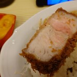 とんかつ檍のカレー屋 いっぺこっぺ 蒲田本店 - 特上ロースかつライスに乗せた