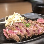 肉焼 ベンジャミン - ◆200gは結構多いですね。完食出来るかしらと、、、結果は無理でした。(^_^; 旨味には欠けますが意外に柔らかく、このお値段としては十分。