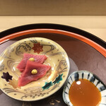 赤坂 菊乃井 - 昼懐石１３３１０円。鮪 黄身醤油。この日の鮪はかなりの良い品のようで、むしろ山葵醤油で食べたかった（笑）。黄身醤油でも、とーっても美味しかったです（╹◡╹）