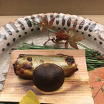 赤坂 菊乃井 - 昼懐石１３３１０円。子持ち鮎杉板焼き。幽庵漬けにした鮎を杉板に挟んで焼いたものです。コクのある鮎の味わいに杉の香りが加わって、とーっても美味しかったです（╹◡╹）（╹◡╹）