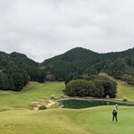 エヴァンタイユ ゴルフクラブ レストラン - 雲間に時折秋の陽光降り注ぐ211010