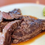 エヴァンタイユ ゴルフクラブ レストラン - 食べ放題のステーキ。先ずは山葵醤油で戴く。