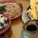 エヴァンタイユ ゴルフクラブ レストラン - ランチはメインから天ぷら蕎麦セットで。
      作り置きの蕎麦は可もなし不可もなし。