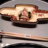 日本料理 大阪 浮橋(ホテルグランヴィア大阪) - 先付：法蓮草のお浸し 毛蟹・焼椎茸・とんぶり・糸花