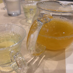 Midori No Hana Soba Kan - 左がそば茶、ジュースみたいですが、右はダッタンそば湯。