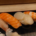 喜久寿司 - 握り カンパチ、サーモン、ホタテ、エビ、トリ貝