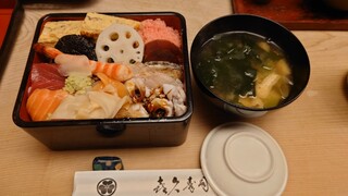 Kiku sushi - ランチちらし寿司 950円 全景