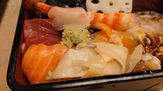 Kiku sushi - ちらし寿司 マグロ、サーモン、エビ、赤貝