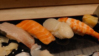 Kiku sushi - 握り カンパチ、サーモン、ホタテ、エビ、トリ貝