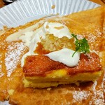 CREPERIE ALCYON TEA TABLE CAFE - コムハニーとレモンバターのクレープ 真ん中にコムハニー(巣蜜)が乗ってます