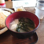 Tsurukame Shokudou - 多分、煮詰まらないように、冷たい豆腐に味噌汁を注いだために、ちょっとぬるい。