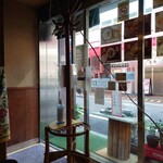 Tsurukame Shokudou - 外(中)が見える、入りやすいお店。