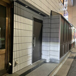 島津 - こちらが入口。交差点からすぐの位置でバス停の前にあります。