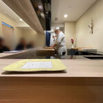 島津 - 無駄のものが置かれておらずシンプルでカウンター内はシックな造りです。