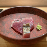 島津 - 鰹
      京都は舞鶴の迷い鰹。
      風味、脂の乗り、トロけともに絶品で、後味に鰹らしい香りが立つ。