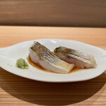 島津 - カマス
      千葉県富津産の江戸前カマス。
      皮目は7割の火入れで中は当然レア。
      形成するのがやっとなほどに柔らかく、旨みの溢れに思わず笑顔がほころぶ。かぼす醤油が上手に味をふくらませてくれました！