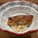 島津 - のどぐろご飯
      島根の底引き網で獲れた個体。
      切りたてのシャリだからこそできるシャリの温度で脂を乳化させる最高のご馳走！
      ぐっちゃぐちゃに混ぜるほどに美味しい贅沢な逸品！