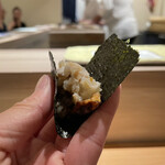 島津 - こだわりの海苔は東京湾の江戸前もの。
      〆はのどぐろの皮目とシャリを歯切れの良い風味豊かな海苔に巻いていただきます。
