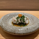 島津 - 雲子
      北海道は羅臼産の真鱈の白子。
      パツんとほどけた途端にクリーミーなコクが広がる。
      ふぐねぎが薬味として絶妙な旨みを引き立てます。