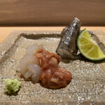 島津 - 白海老と真鯛の酒盗
      甘みとえんみが絶妙すぎるお酒のアテ！
      メヒカリの揚げ物
      常磐もののメヒカリを一夜干しにして蒸すように揚げたもの。薄い皮は軽く圧をかけるだけでふわっとした旨みが押し出されます！